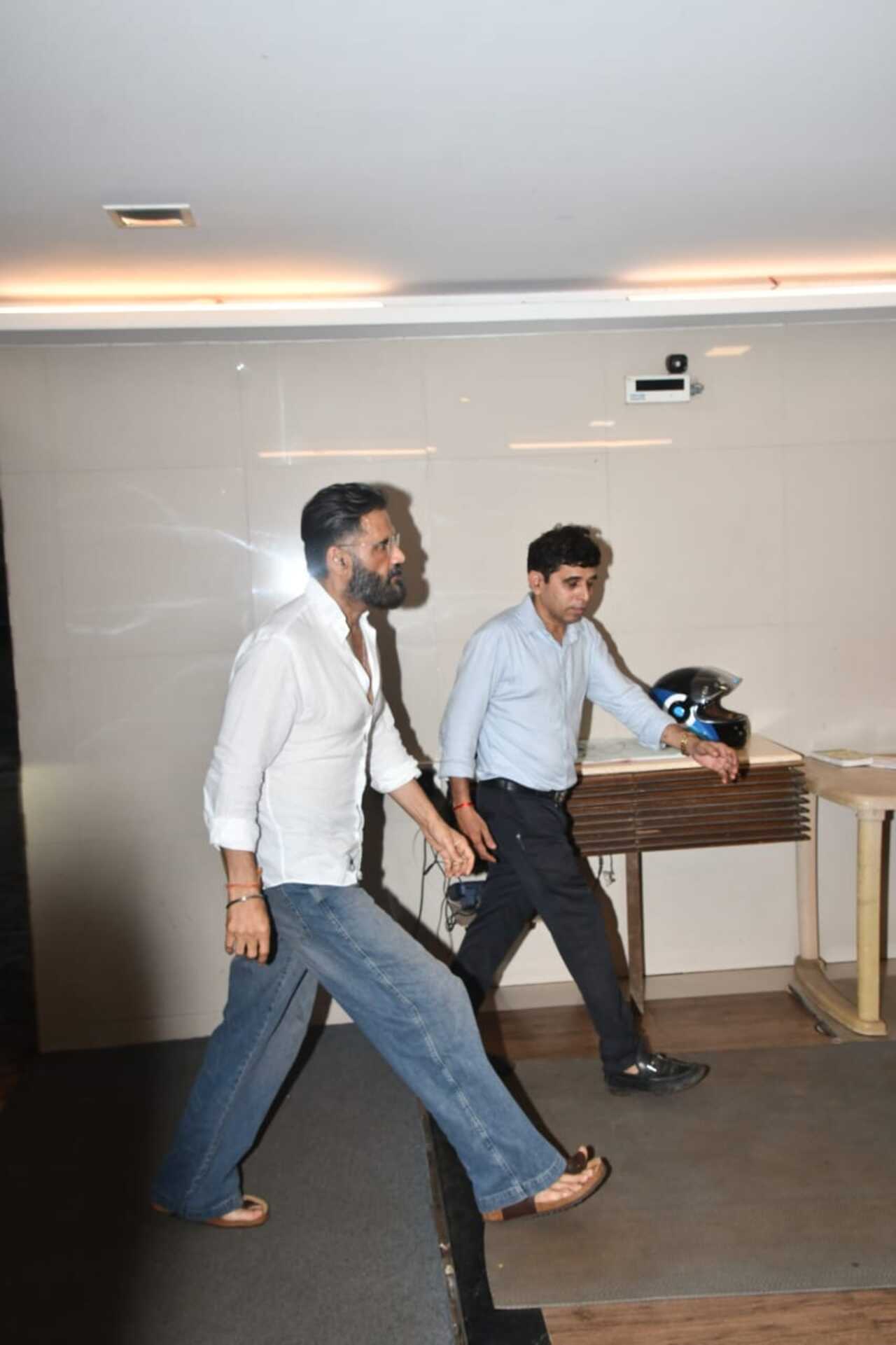 Suniel Shetty at Farah Khan's mother's house