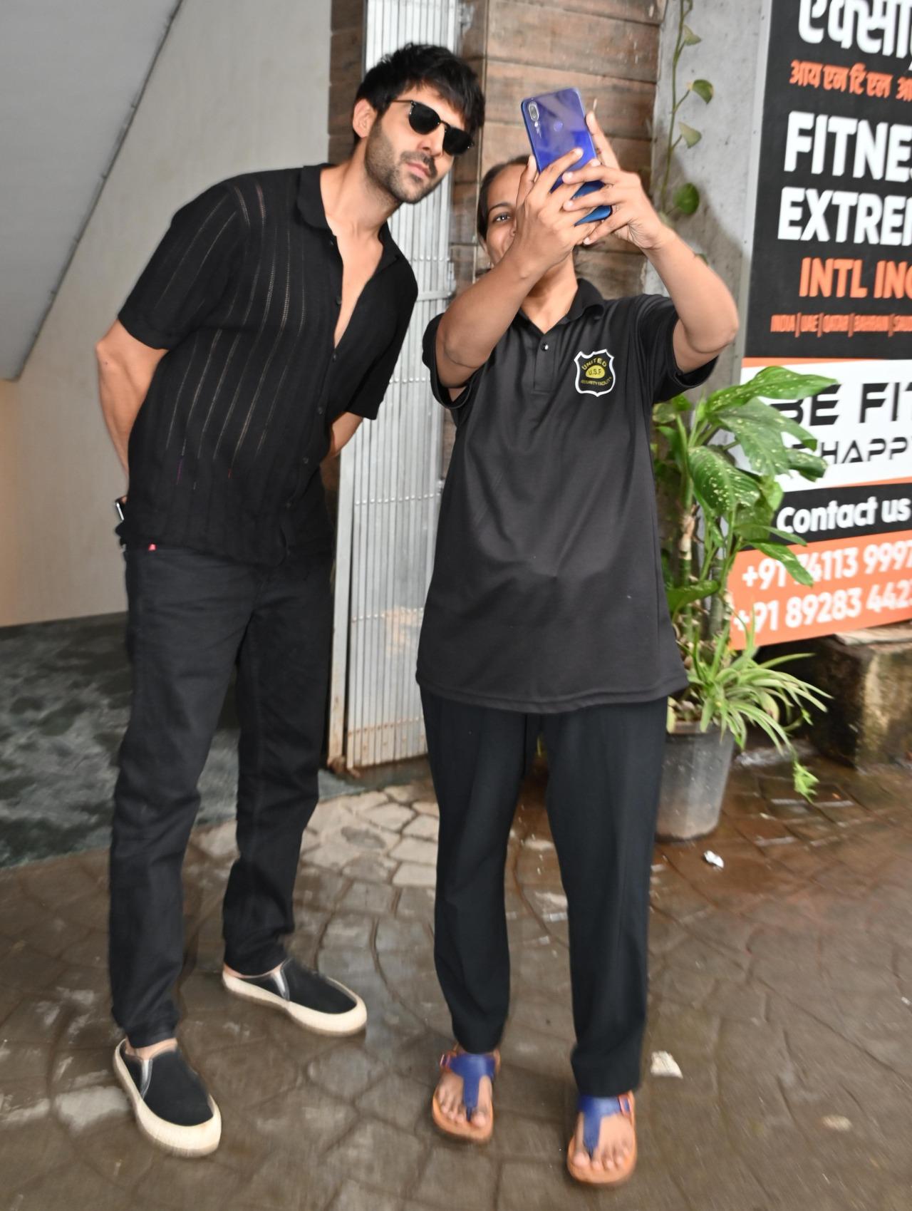 Kartik obliged for a selfie with a fan