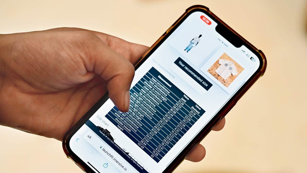 The size chart includes elaborate measurements for chest, height, hips, ankle and wrist circumference, among others. It also recommends the size to buy for the selected apparel