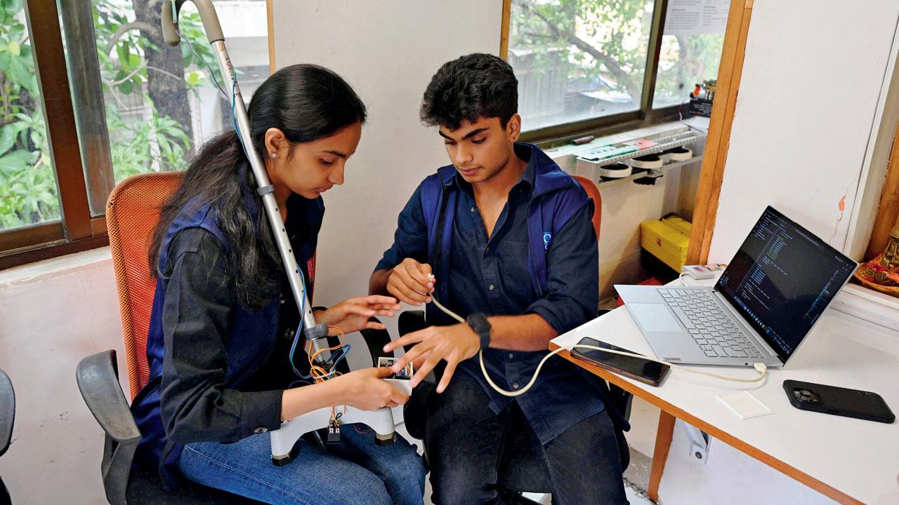 Rahi Shah and Hriday Boriawala working on their invention