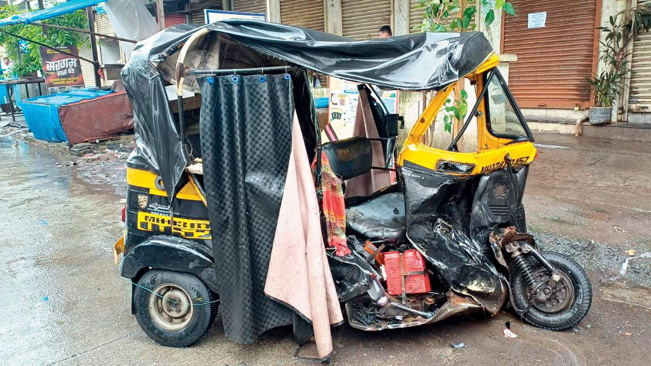 Vehicles damaged in the accident. Pics/Rajesh Gupta