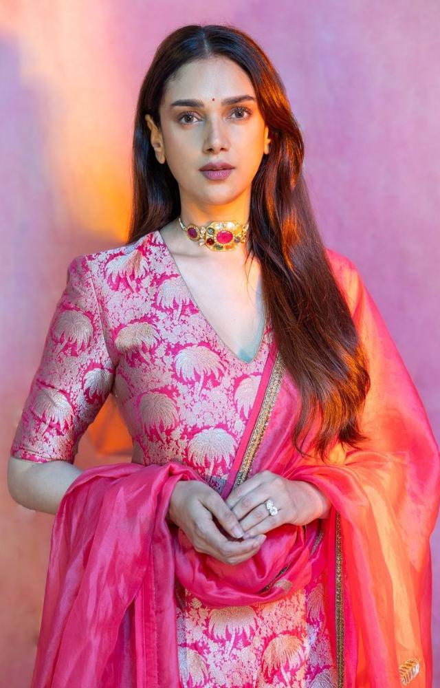The Heeramandi actress accessorized her look with an intricate choker and small earrings