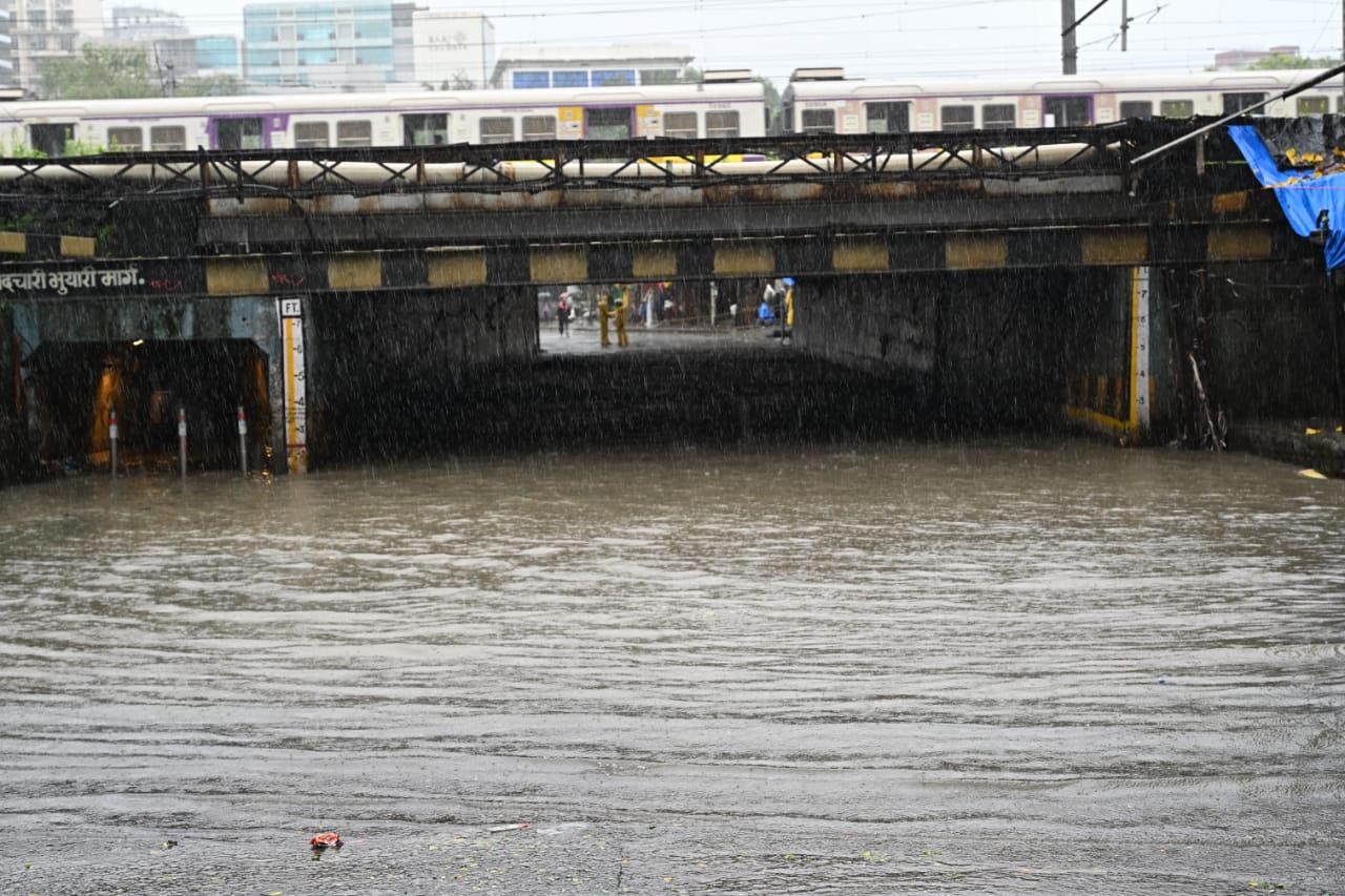 Additionally, the weather department has issued an yellow alert for heavy rains at isolated locations in Thane and Palghar districts today
