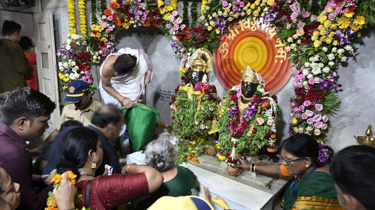 Lakhs of 'warkaris' (devotees of Lord Vitthal) congregated in Pandhapur from different parts of Maharashtra and neighbouring states for the celebration