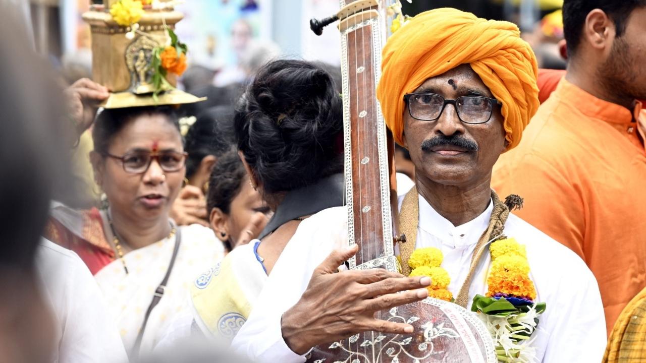 On the auspicious day of Ashadhi Ekadashi, PM Modi wished for the day and prayed for the blessings of Lord Vitthal to build a society filled with joy and prosperity