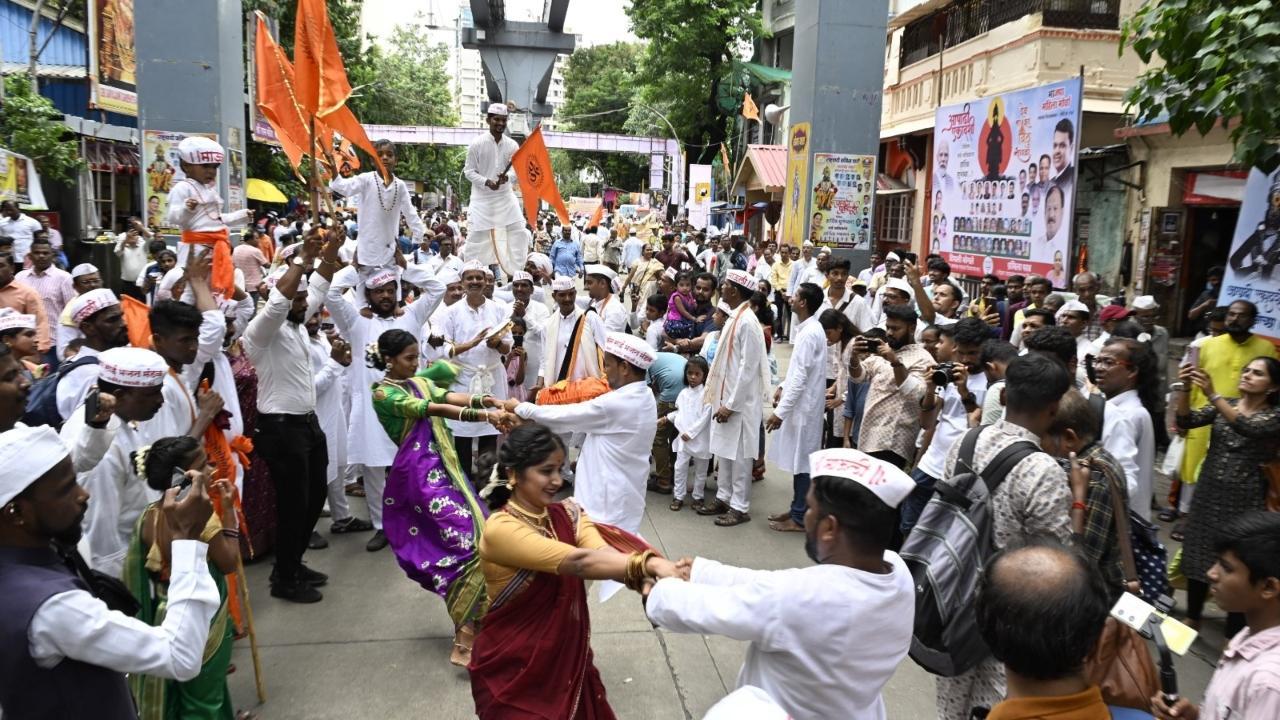 A large number of devotees on Wednesday gathered at the Vitthal mandir in Wadala, Mumbai, on the occassion of Ashadhi Ekadashi. Pics/Ashish Raje