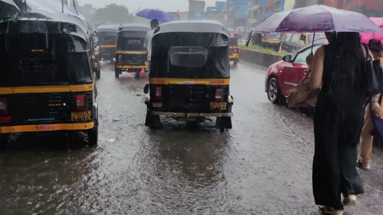 People had to walk through ankle-length water as early as 8:30 am to board their auto-rickshaw. While commuters have to usually wait for rickshaws, the morning saw people easily get their transport. However, as more people made their way towards the office areas including BKC, they had to wait as long as 40 minutes.