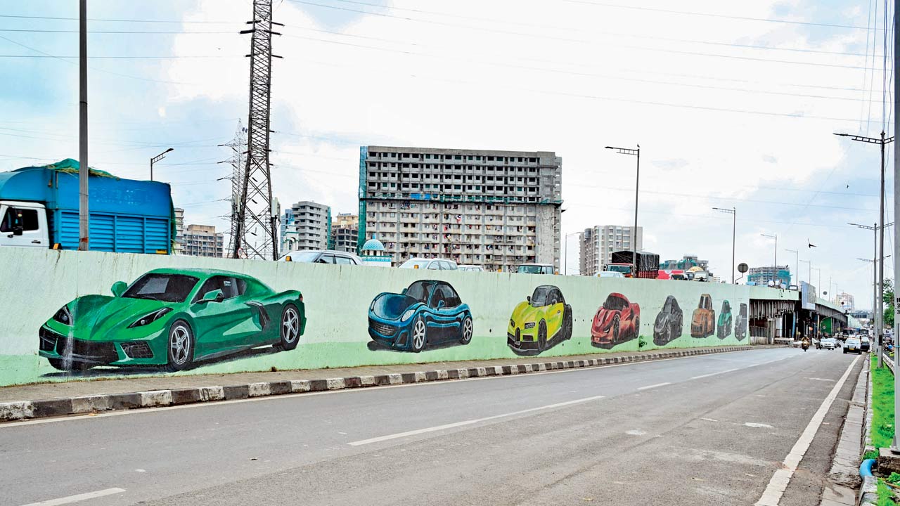 The Kalina-Chembur connector mural features luxury sports cars, as well  as vintage models rarely seen on Mumbai’s roads now