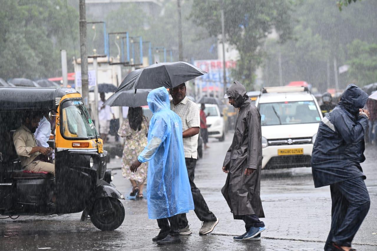 The police, in its advisory, said that residents should leave their homes only if necessary and take precautions. In case of any emergency, number 100 has also been issued
