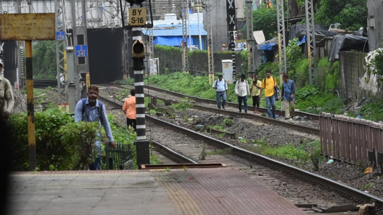 The Central Railway officials dismissed the incident saying that there was a signal failure and was put right at 3:16 pm