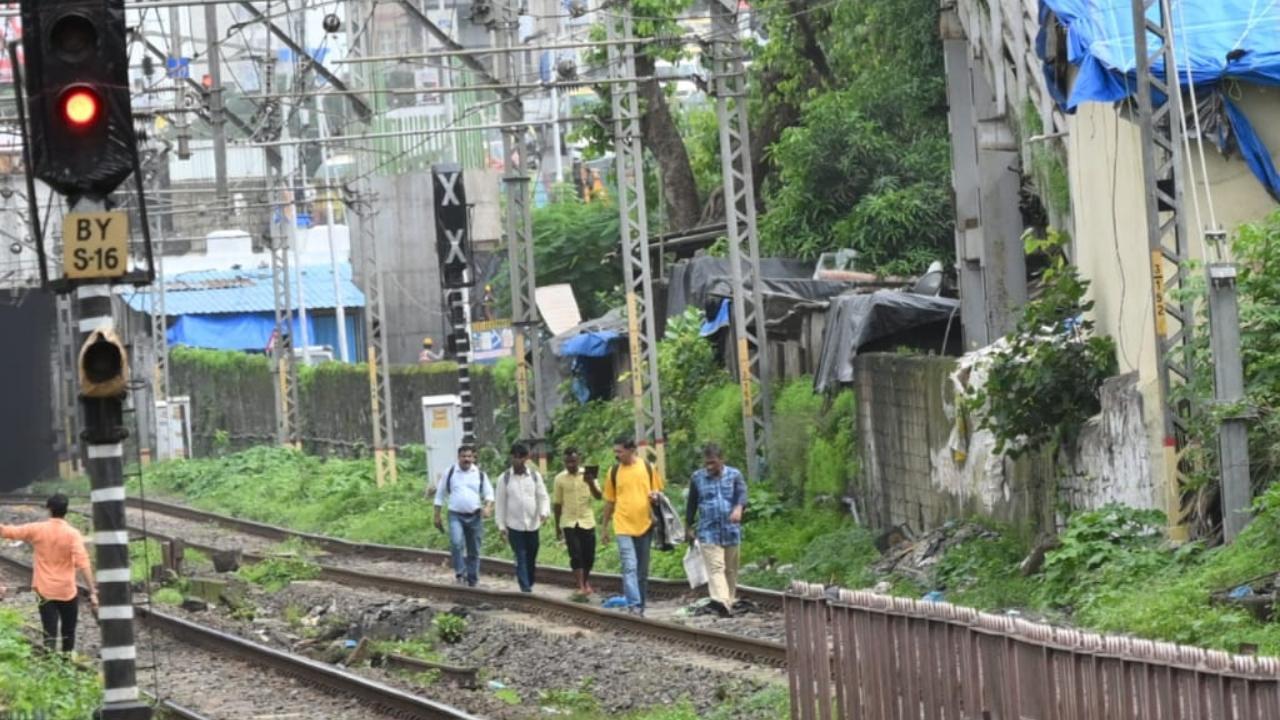 The signal failure was reported at CSMT on Tuesday afternoon. Pics/Sameer Abedi (Story/Rajendra B. Aklekar)