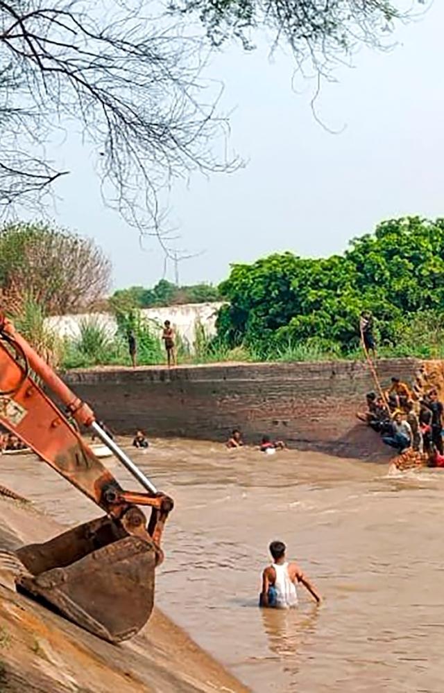 Sub-branch of Munak Canal breaks