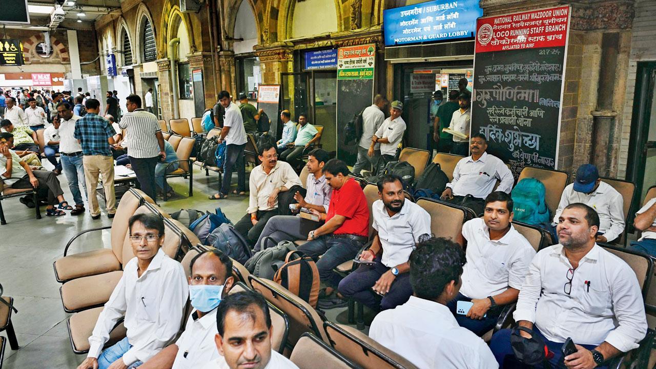 Mumbai: Dead rat forces motormen to abandon lobby