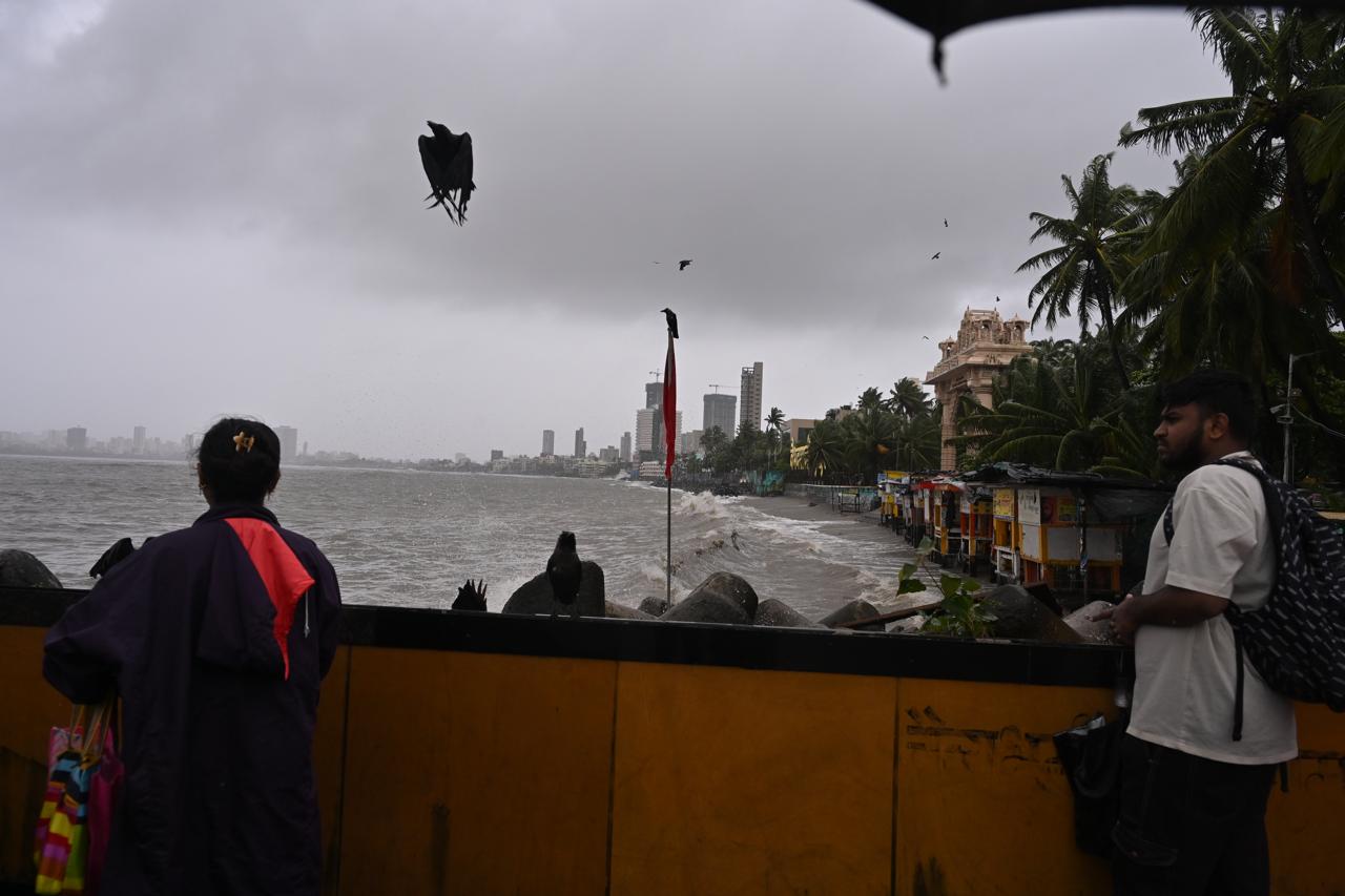 Rainfall recorded during the past 24 hours until 8:30 a.m. today was 44 mm in Mumbai city, 90 mm in the Eastern suburbs, and 89 mm in the Western suburbs