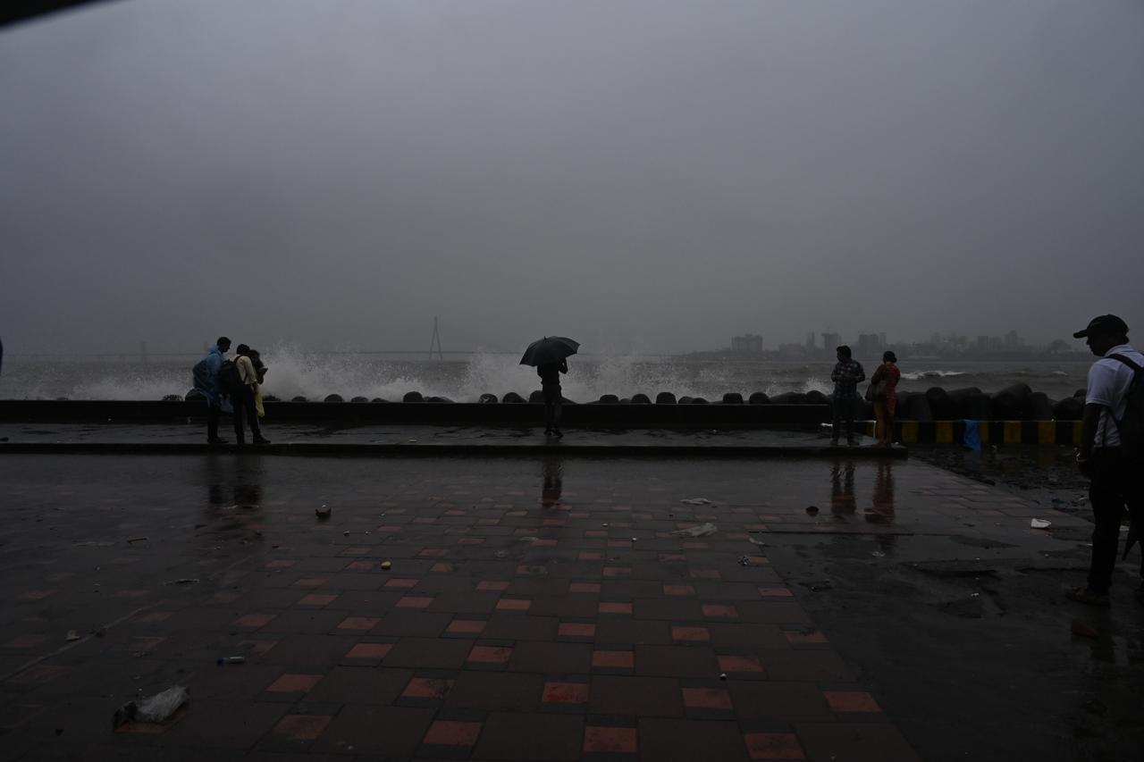 In the coastal Konkan region of Maharashtra, the IMD has issued an orange alert for Ratnagiri district (heavy to very heavy rainfall) and a yellow alert for Sindhudurg district for Thursday