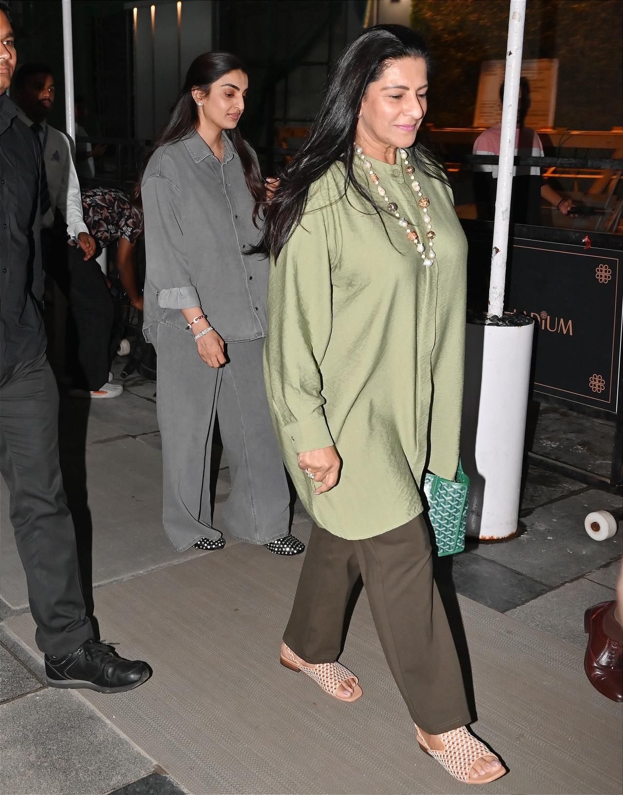 Ajnu wore a green kurta with olive green pants while Ritika kept it chic in a grey co-ord set. 