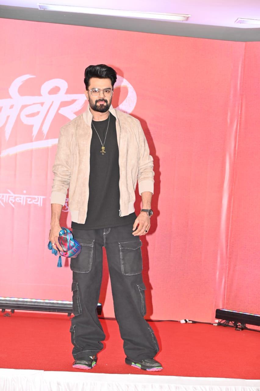 Maniesh Paul chose a casual look as he posed for the camera