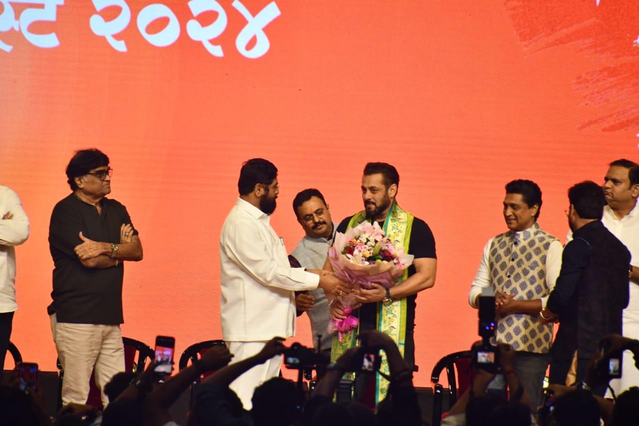 The actor was felicitated by Eknath Shinde with a bouquet and shawl