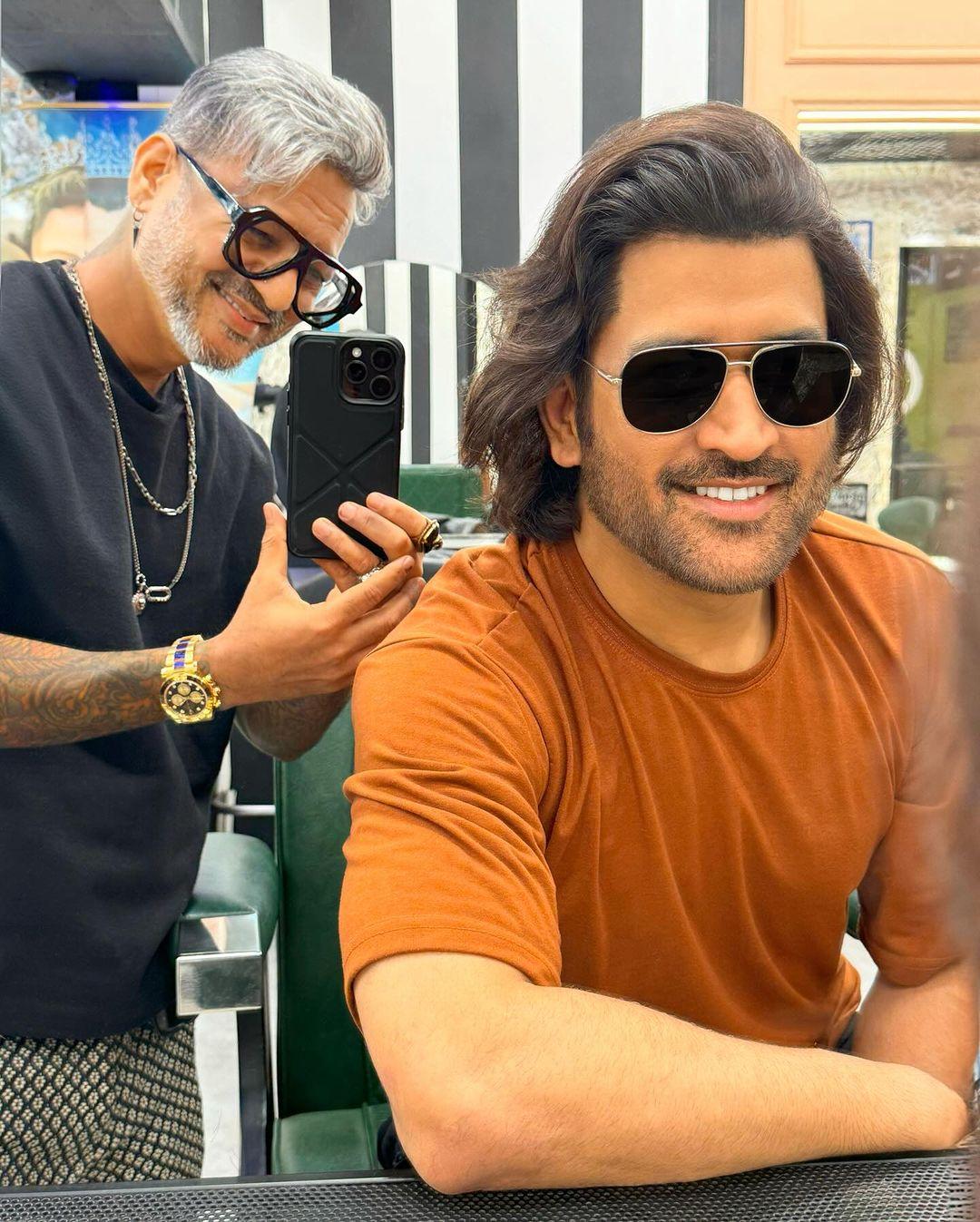 In this picture, MS Dhoni flaunts new hairdo with celebrity hairstylist Aalim Hakim