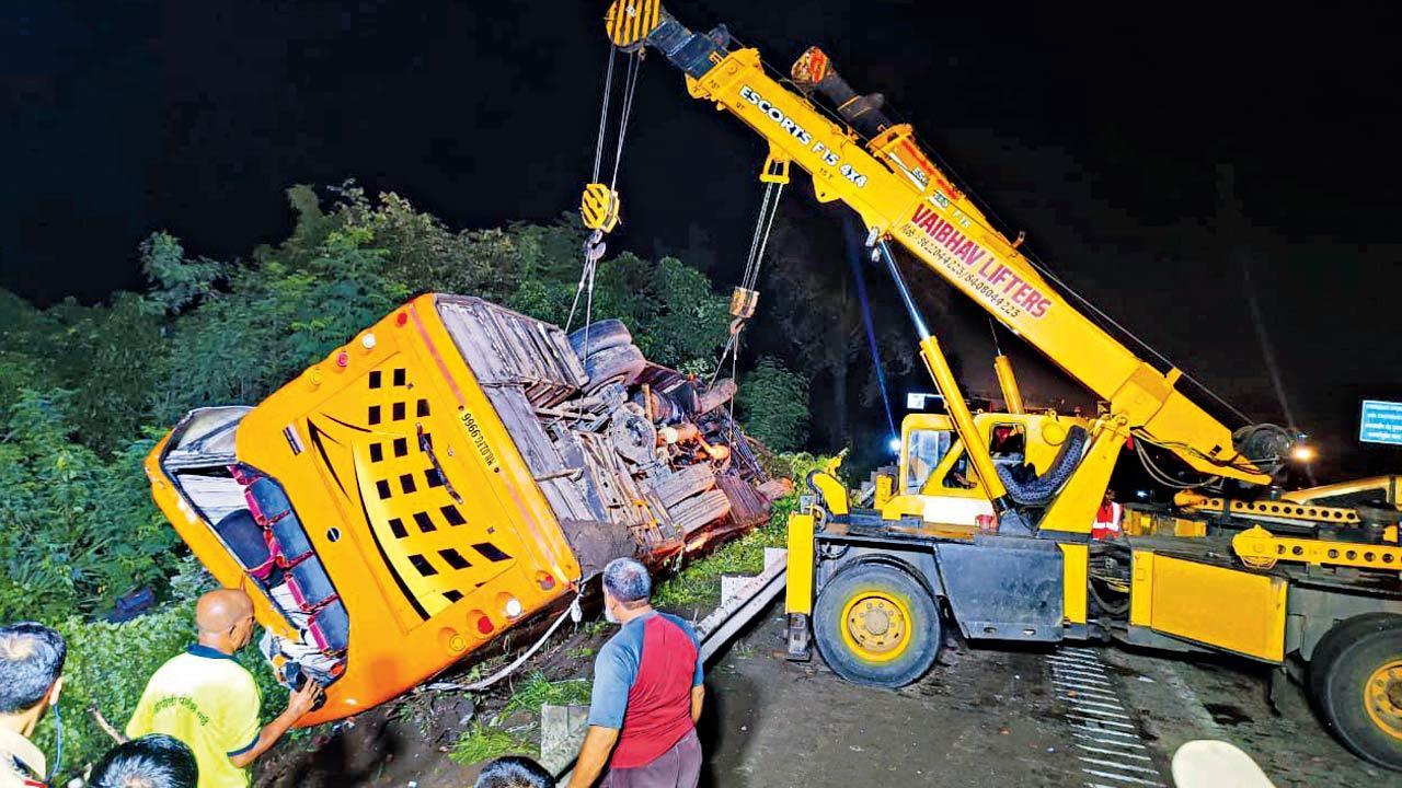 Maharashtra: Five killed in bus-tractor collision on Mumbai-Pune Expressway