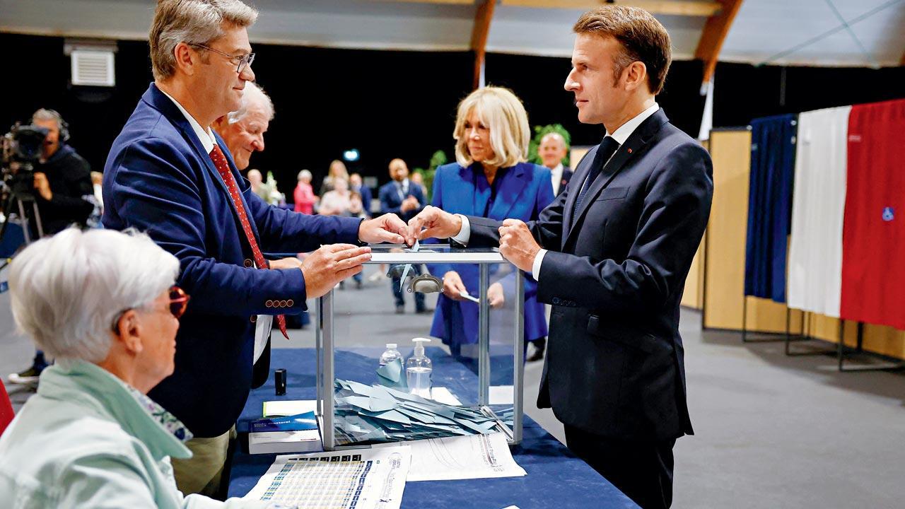 France begins elections that  could bring far right to power