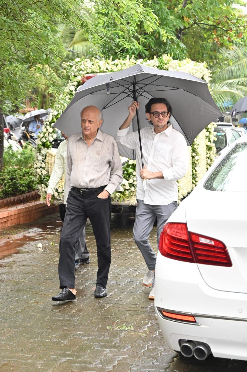 Mukesh Bhatt also reached the crematory to pay the last respect