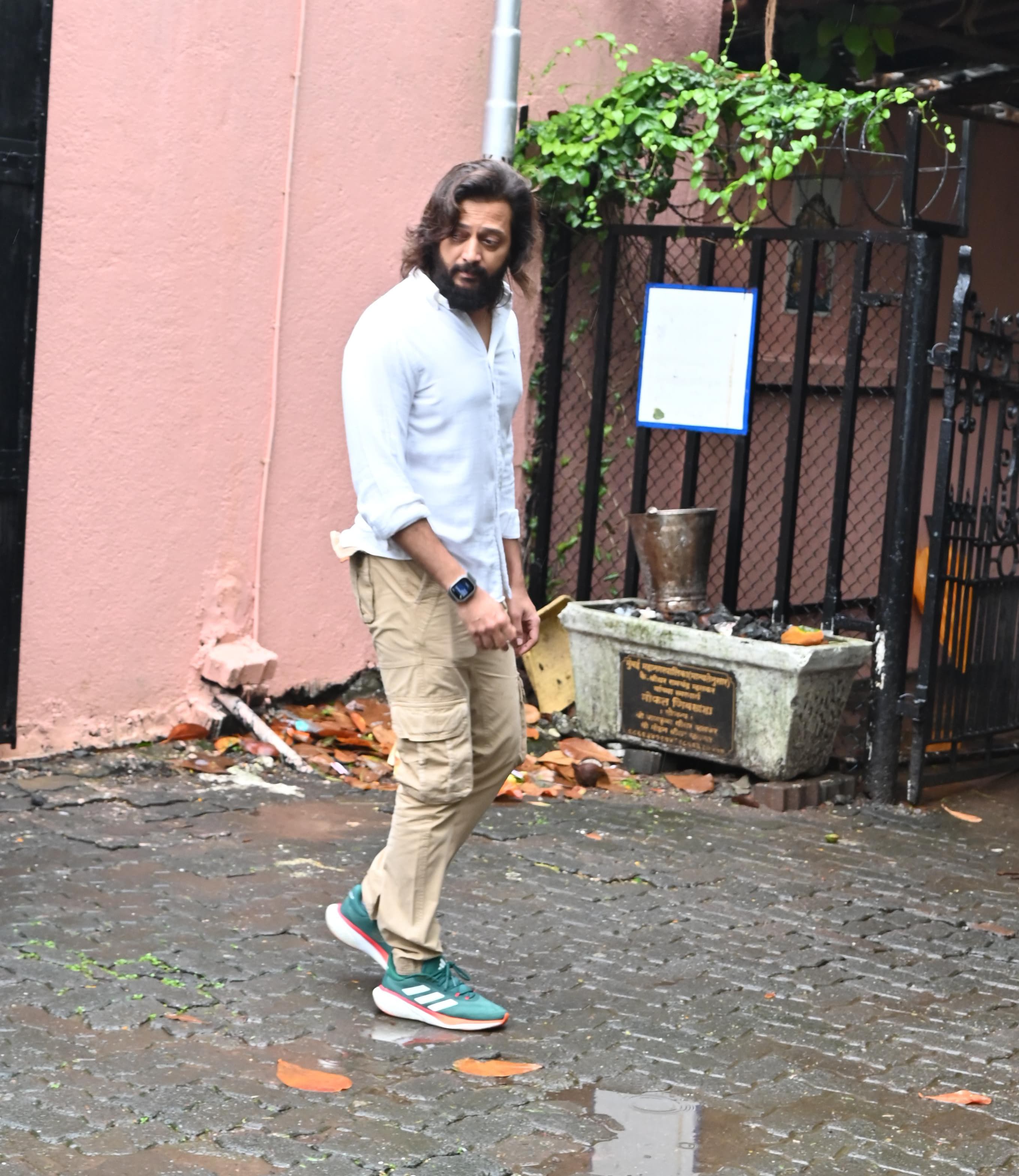 Ritesh Deshmukh was also snapped as he attended Tishaa's funeral
