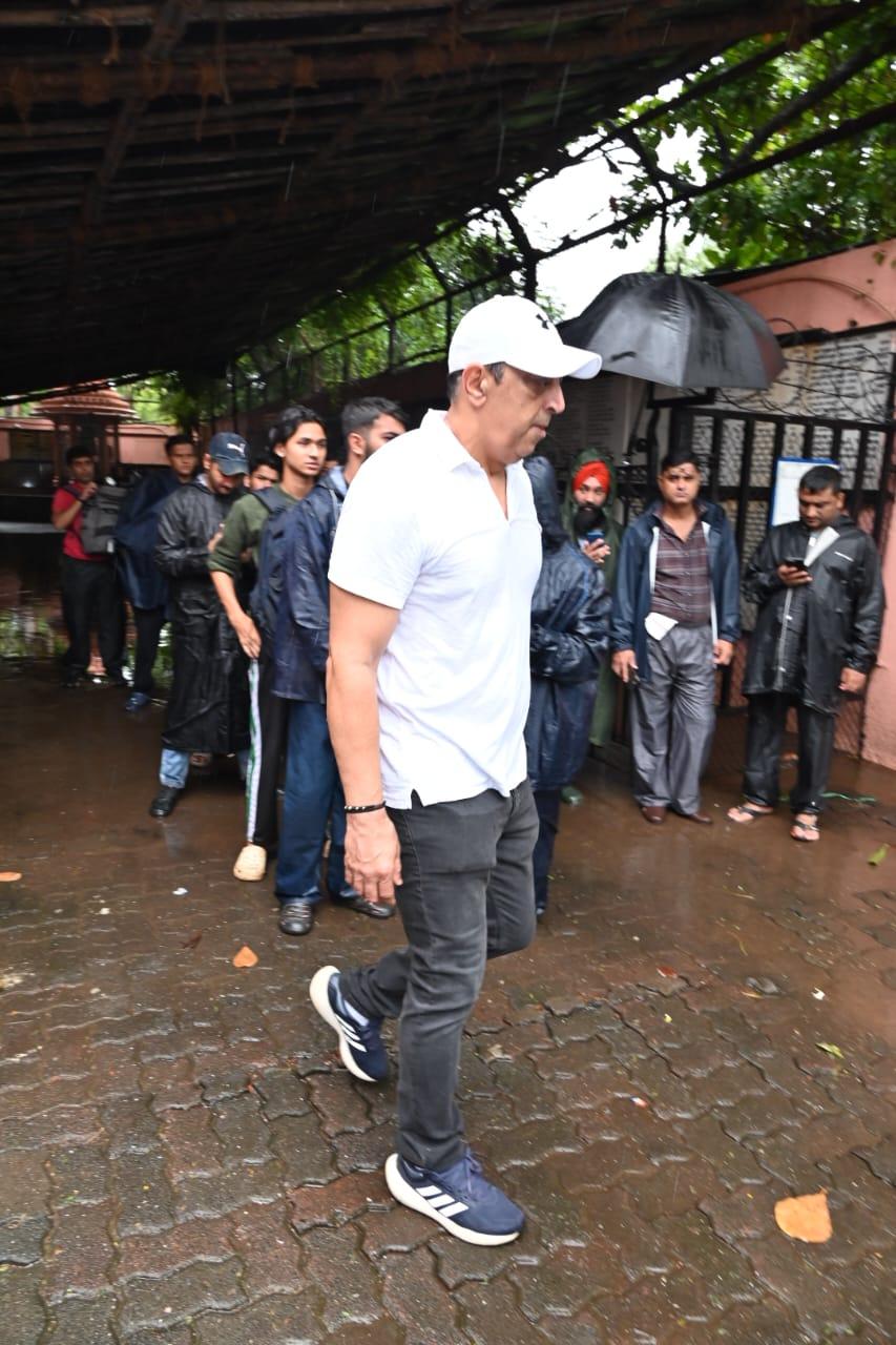 Vindu Dara Singh was present at Tishaa's funeral