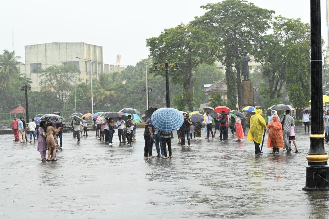 The India Meteorological Department (IMD), in its latest Mumbai weather update, has predicted moderate to heavy rainfall in Mumbai on Sunday