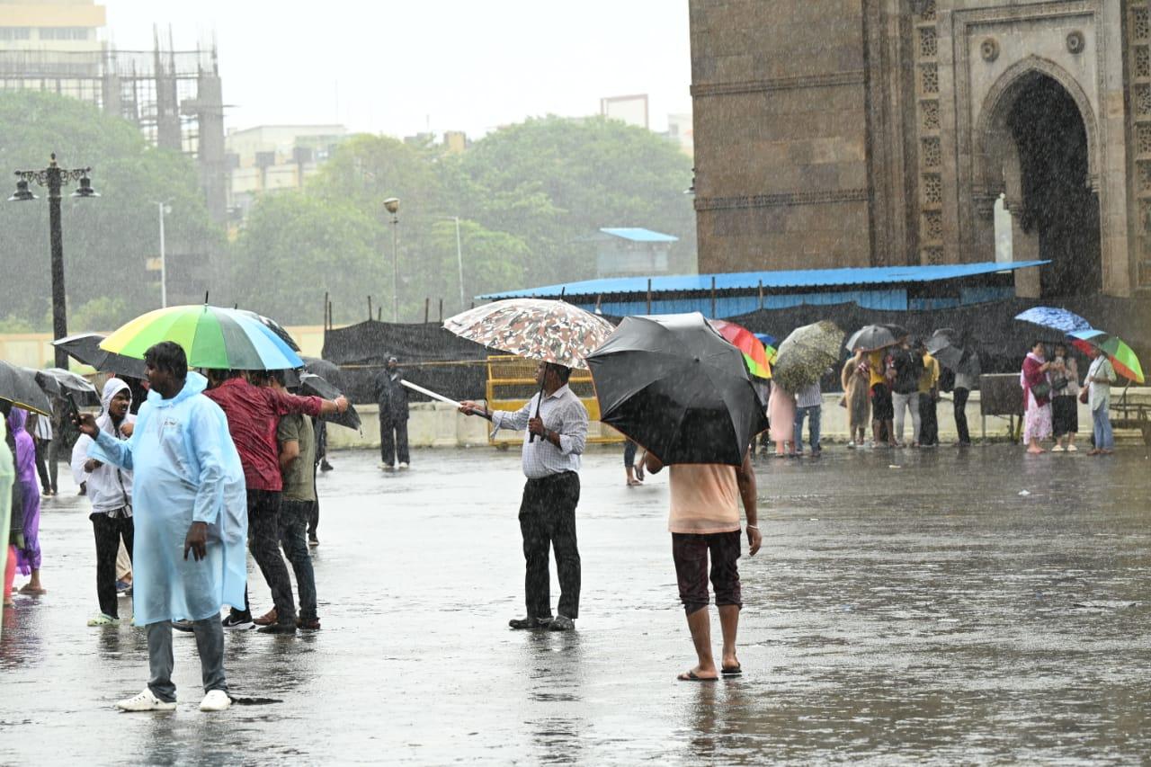 Mumbai and its suburbs received intermittent heavy spells of rain on Sunday