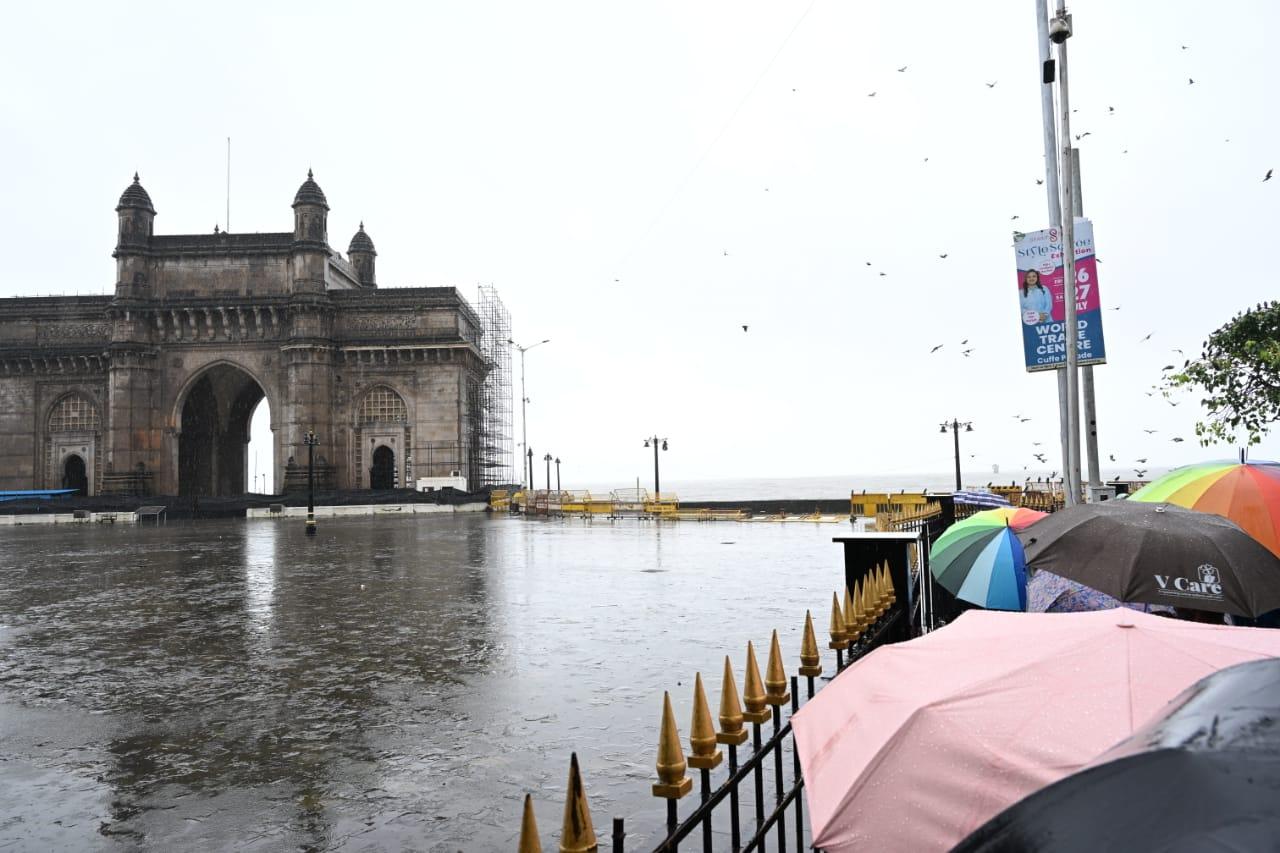 The Regional Meteorological Centre (RMC) in Mumbai has issued a yellow alert for heavy rainfall in the city, effective until July 24. Additionally, the weather department has issued an yellow alert for heavy rains at isolated locations in Thane and Palghar districts today