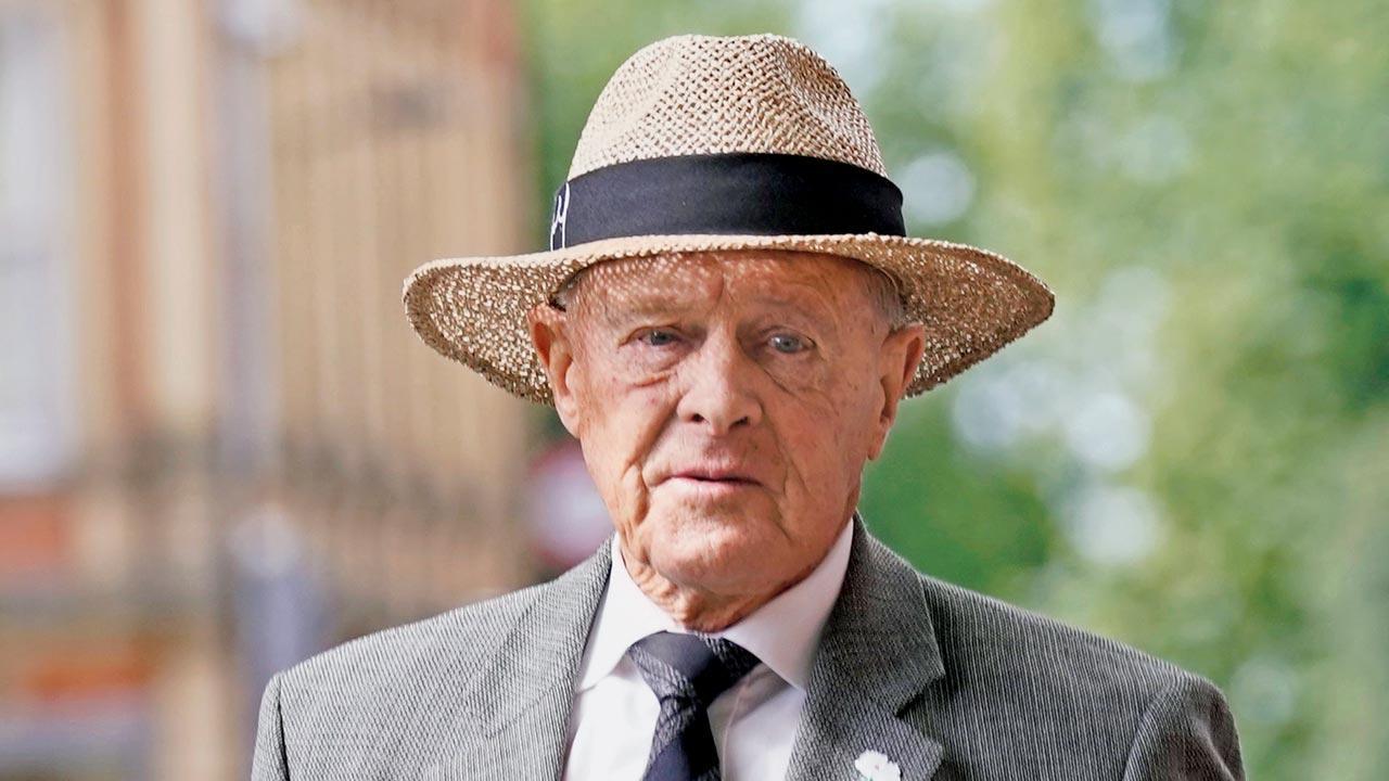 England great Geoff Boycott undergoes surgery to remove throat tumour