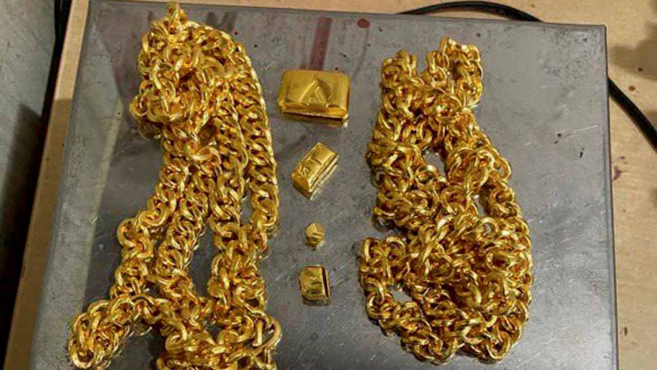Gold chains concealed in  handbags