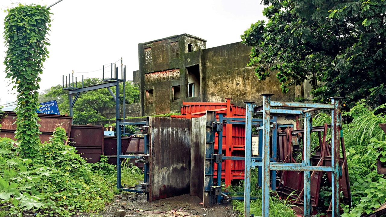 The plot that was once used by Mother Dairy in at Nehru Nagar in Kurla East on July 23. Pics/Sayyed Sameer Abedi