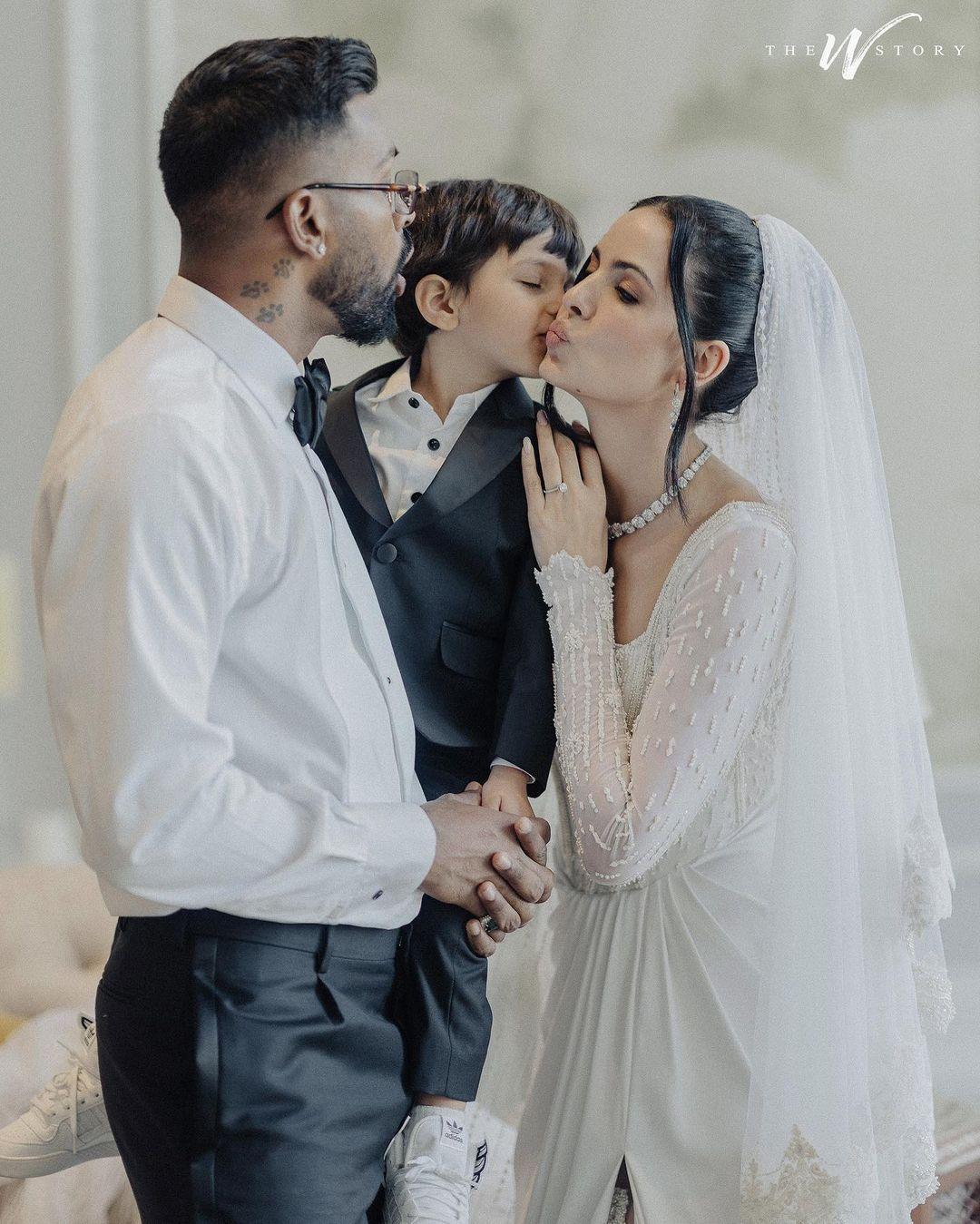 Natasa and Hardik posed with their baby boy Agastya in this picture