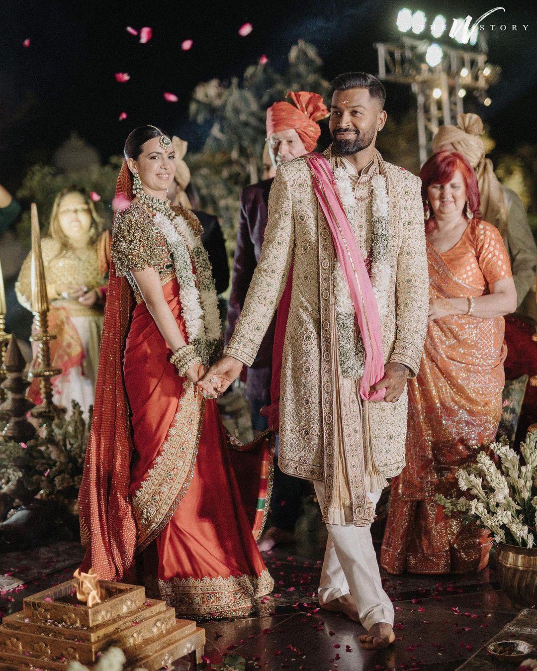 For her phera ceremony, Natasa changed into a red saree with a heavy border and a golden blouse