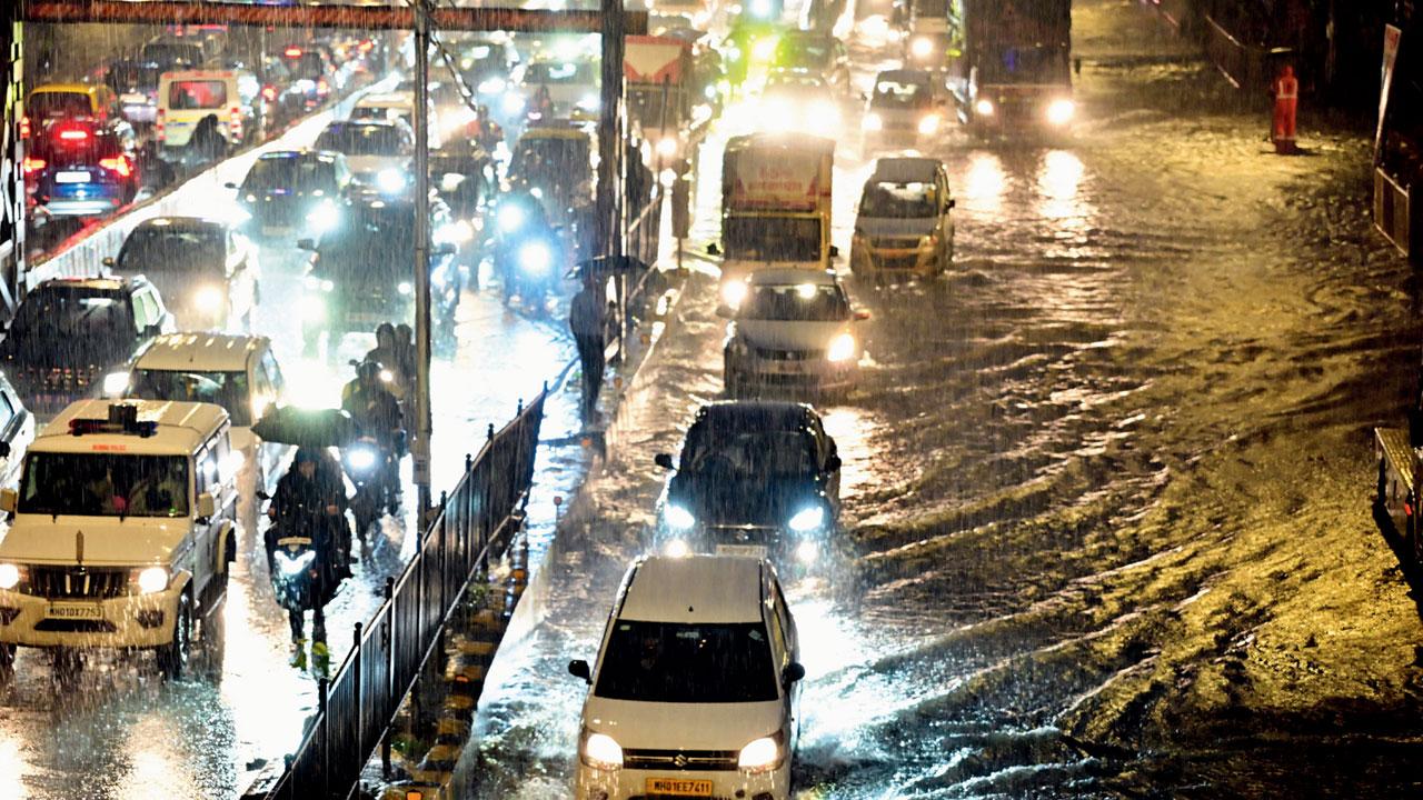 Motorists had a tough time at King’s Circle on Monday evening. Pic/Shadab Khan
