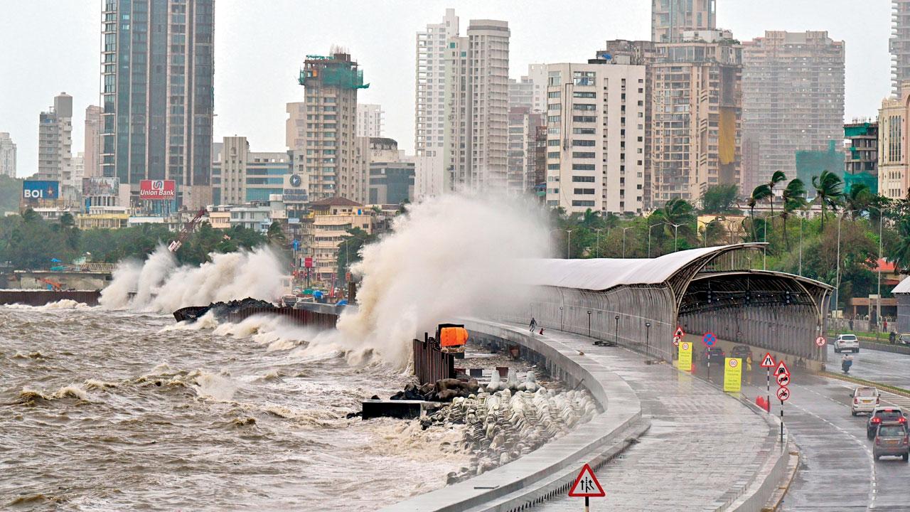 Huge waves crash onto the road during high tide. File Pic/Shadab Khan