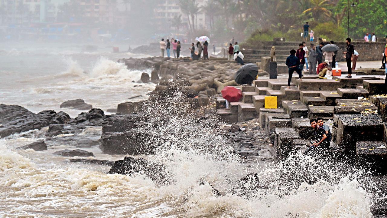 Your weekend could be washed away! IMD issues heavy rainfall alert for Mumbai, MMR region