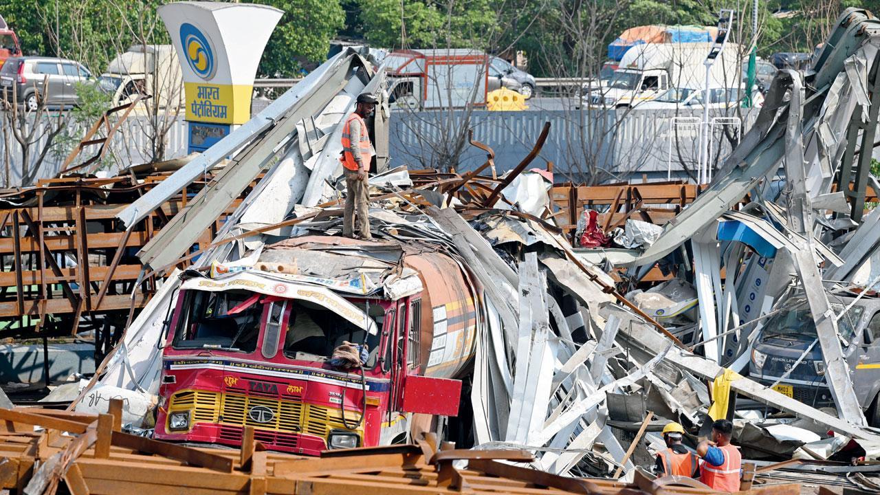 Mumbai: BMC and Railways clash over hoarding regulations