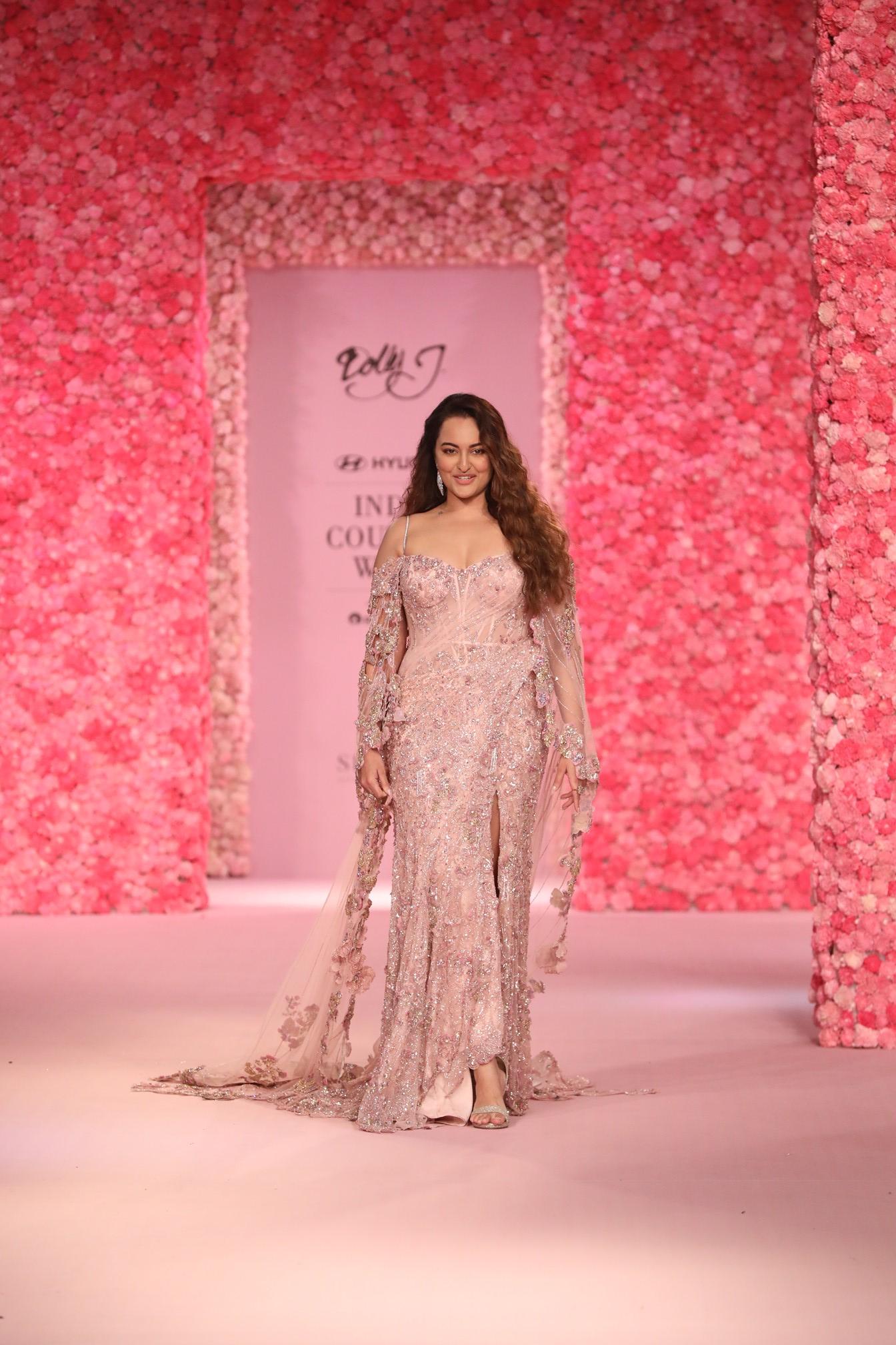 Sonakshi Sinha mesmerized everyone in the crowd as she glided down the runway in an exquisite blush pink gown that fit her perfectly