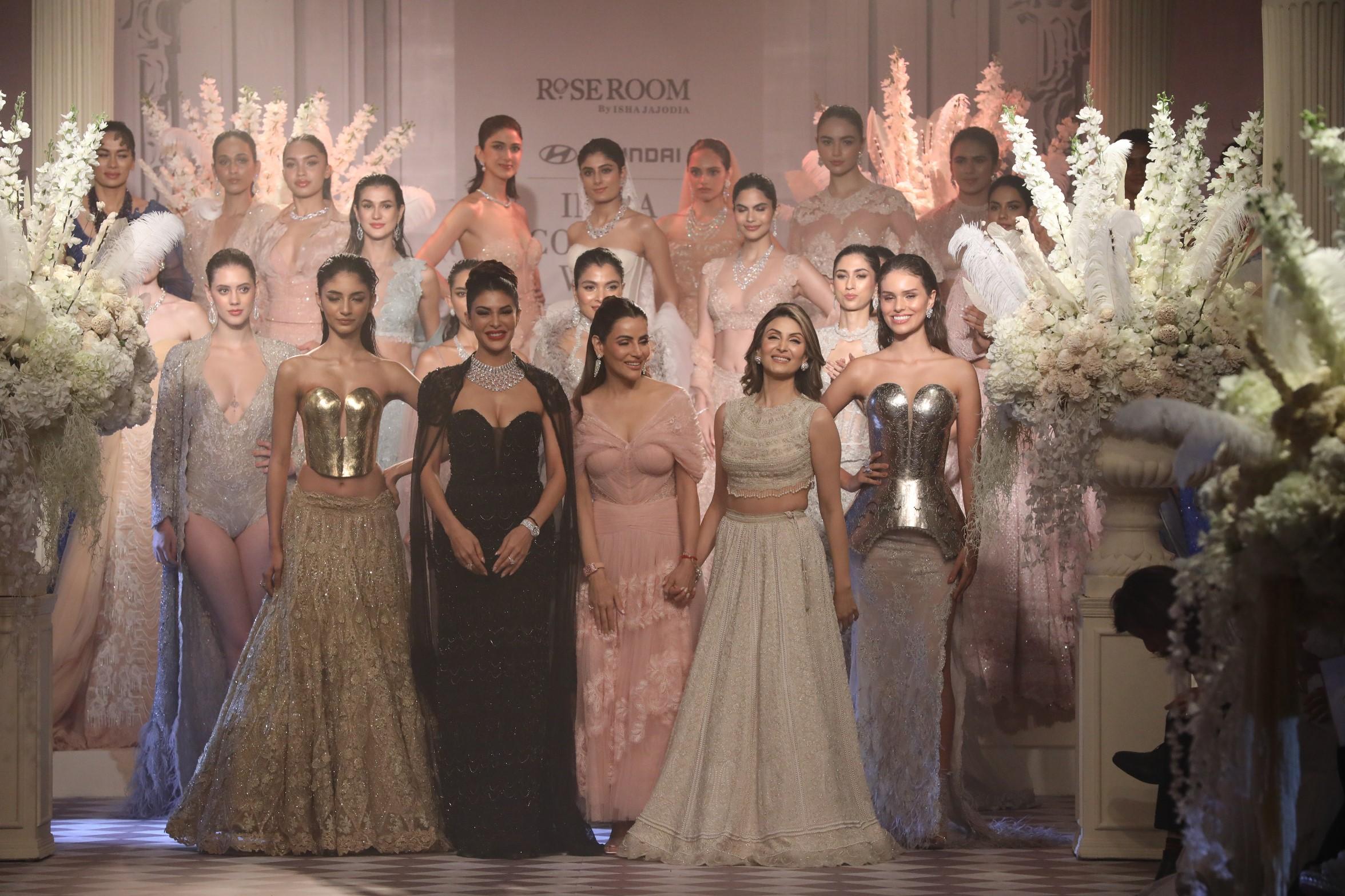 The event, which navigated the colour palette from whites and ivories to reds and blacks, showcased a collection where capes and corsets took the spotlight.