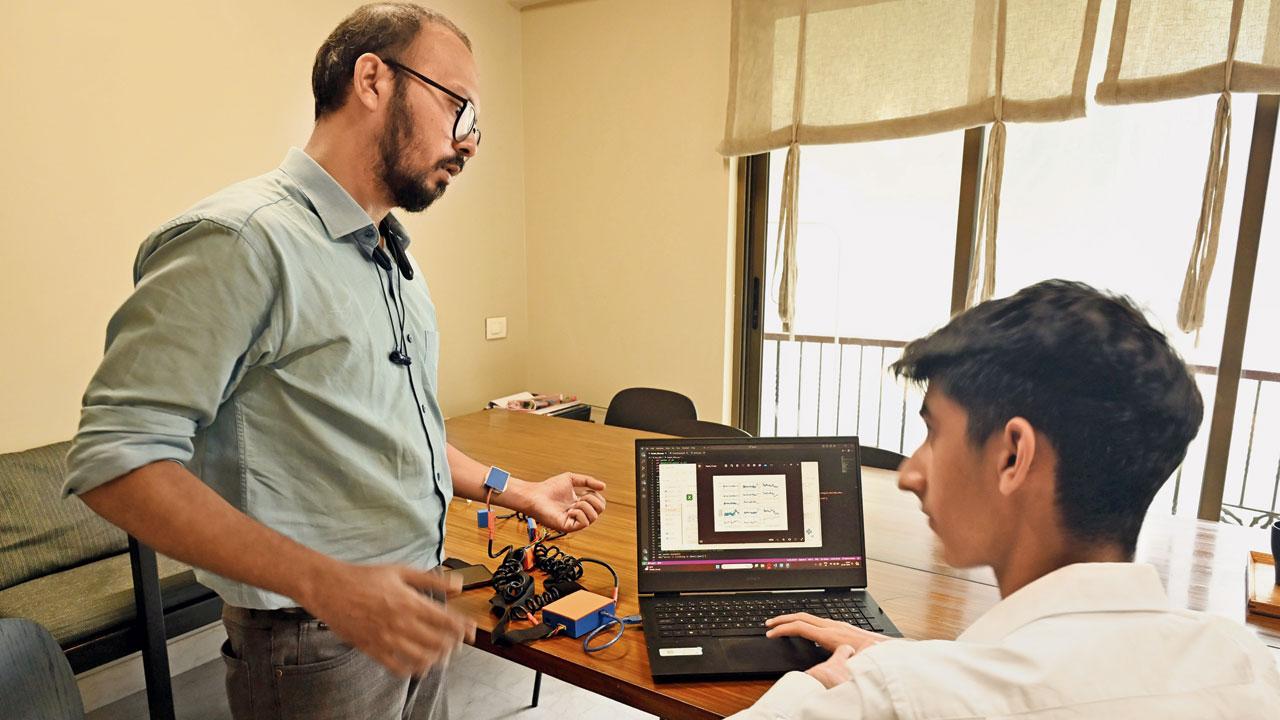 Kochhar (right) tests the sensors on the writer’s hand. Pics/Anurag Ahire 