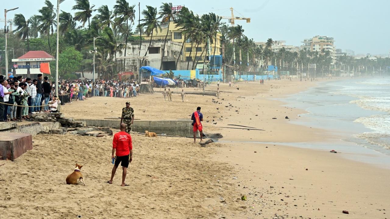 According to a weather forcast by the BMC, Mumbai was set to experience generally cloudy skies with intermittent spells of moderate to heavy rain throughout the day