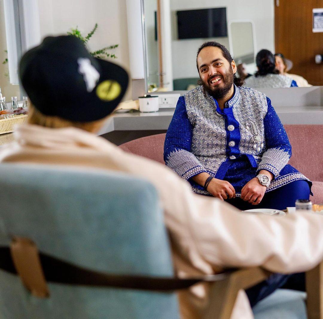 We wonder what the groom-to-be Anant Ambani is talking to Justin Bieber about