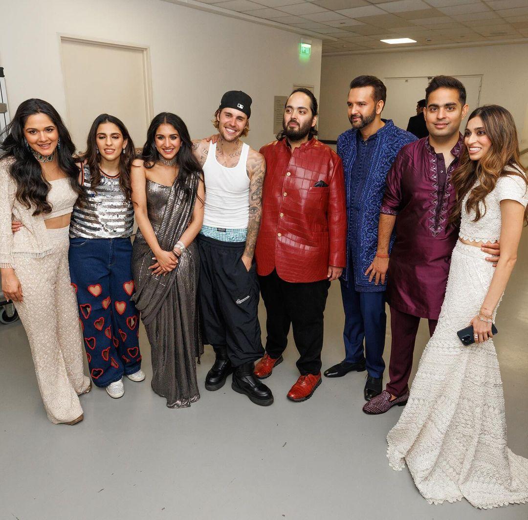 What a wholesome picture it is! In this picture, Anant Ambani and Radhika Merchant were joined by Justin Bieber, Akash Ambani, Shloka Mehta, and Anand Piramal.
