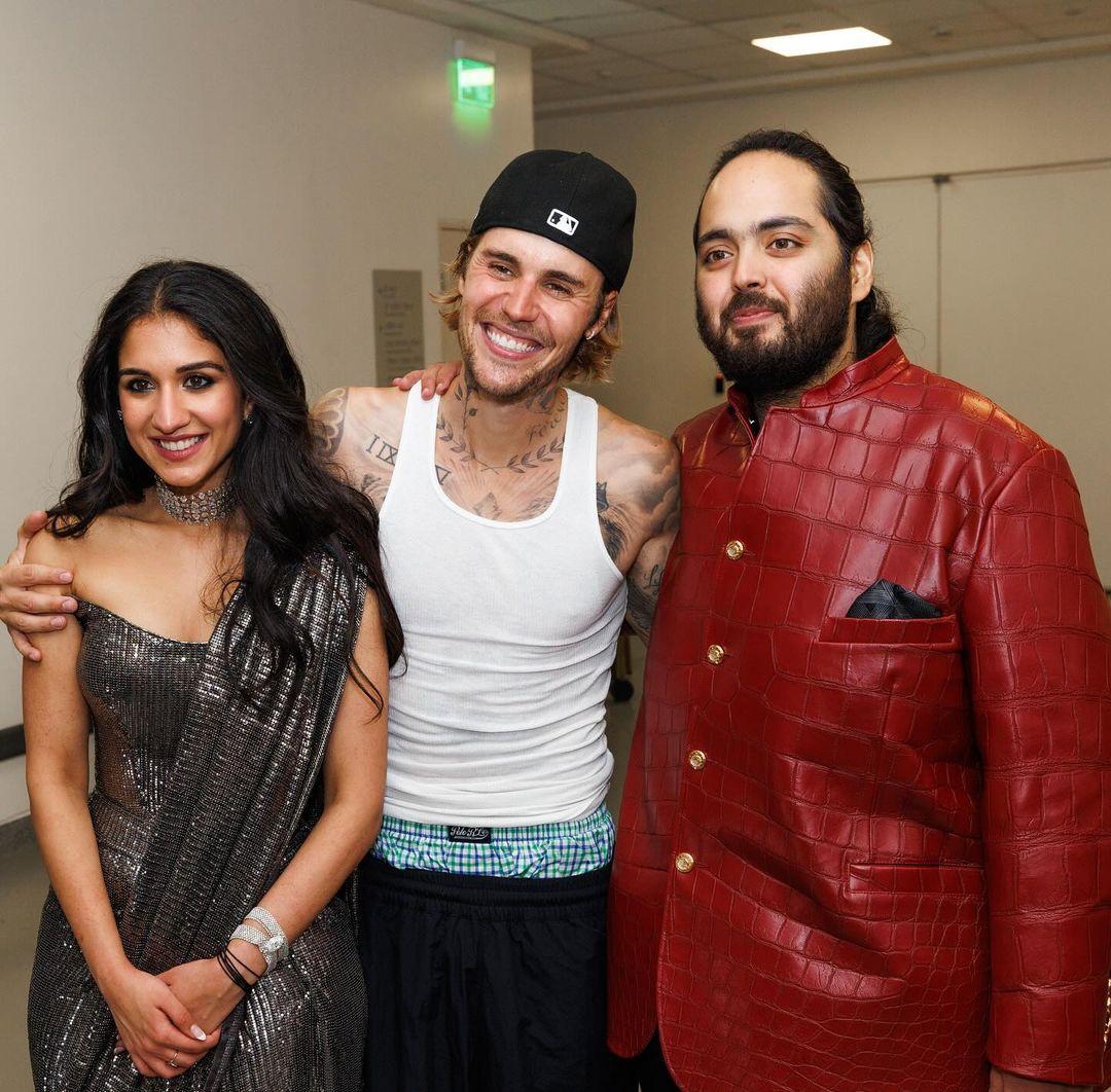 For the sangeet ceremony, the bride and groom stunned everyone with their glamorous look. In this picture, the couple were all smiles as they posed with Justin Bieber 