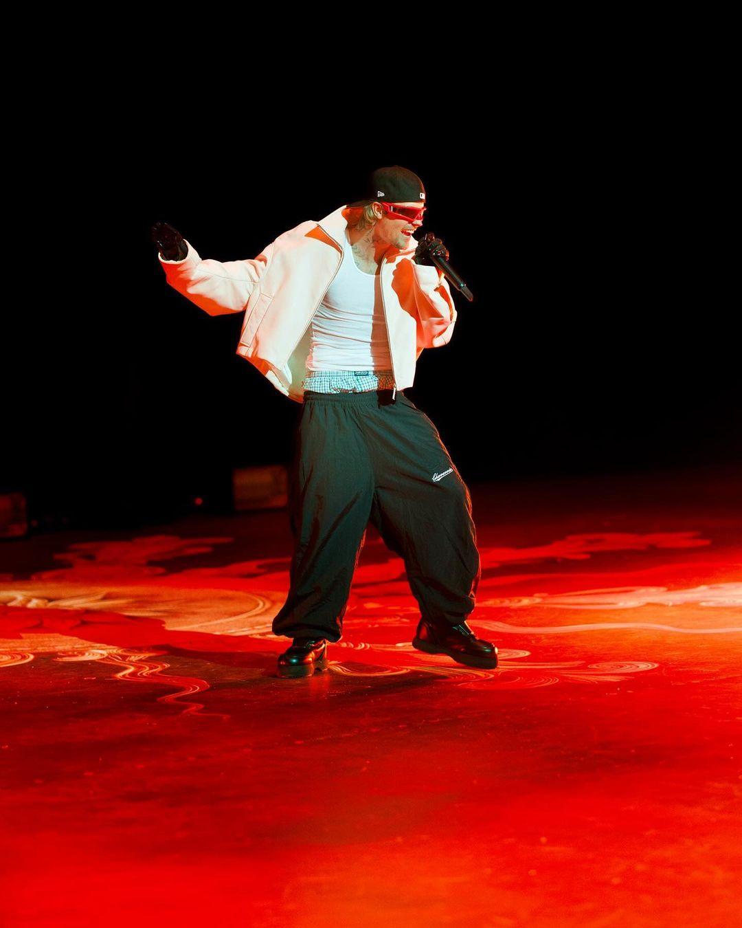Justin can be seen wearing a jacket with a white vest and loose pants with his signature-style cap for the occasion