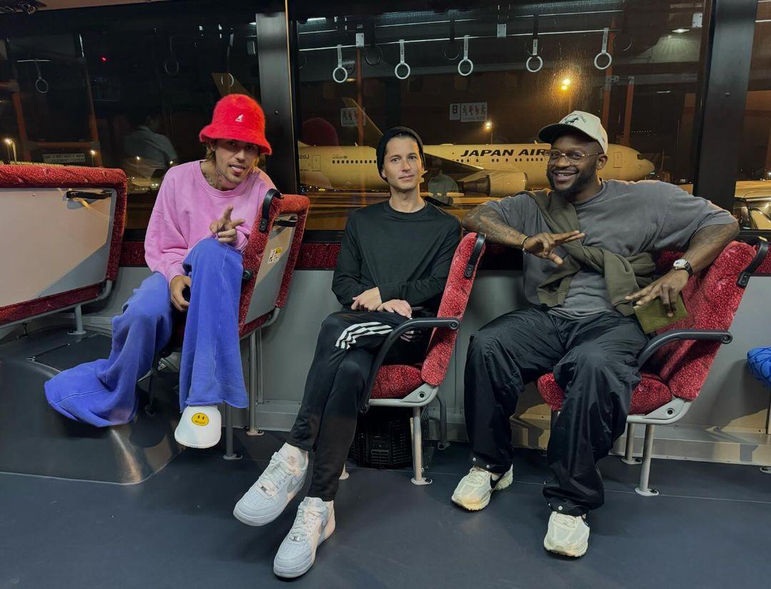 This picture must have been taken when he landed in India, as he was seen wearing the same outfit with the cool red hat when he exited from Mumbai airport