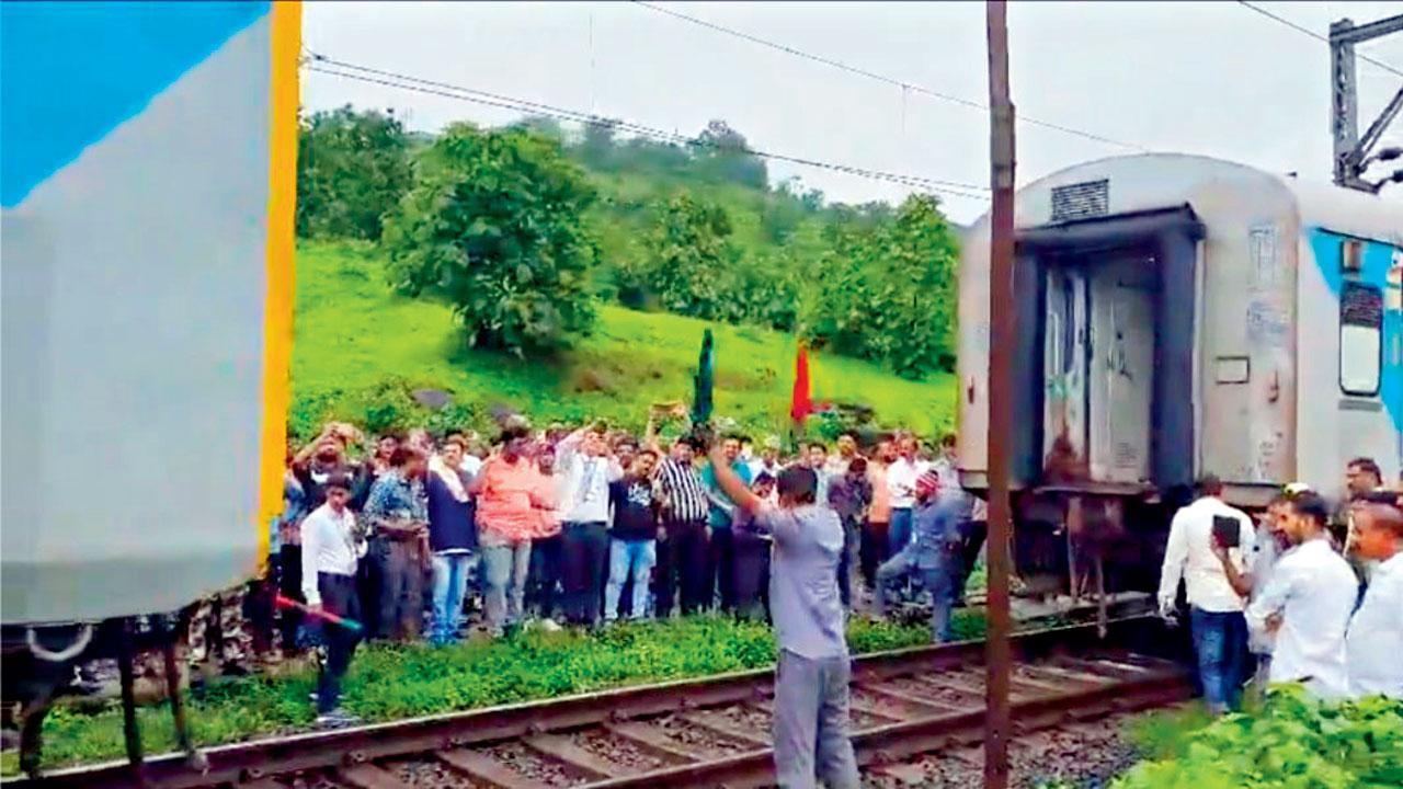 Maharashtra: Coaches of Panchavati Express detach in Kasara